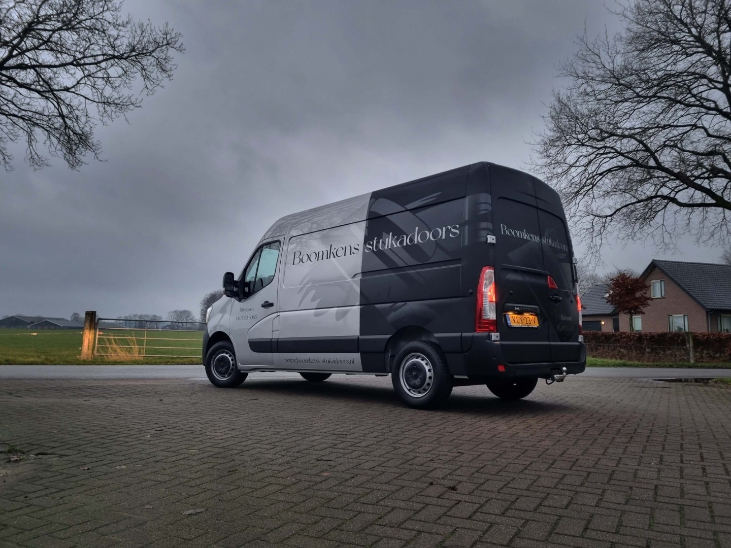 De bus van Boomkens Stukadoors onderweg in 't Gooi